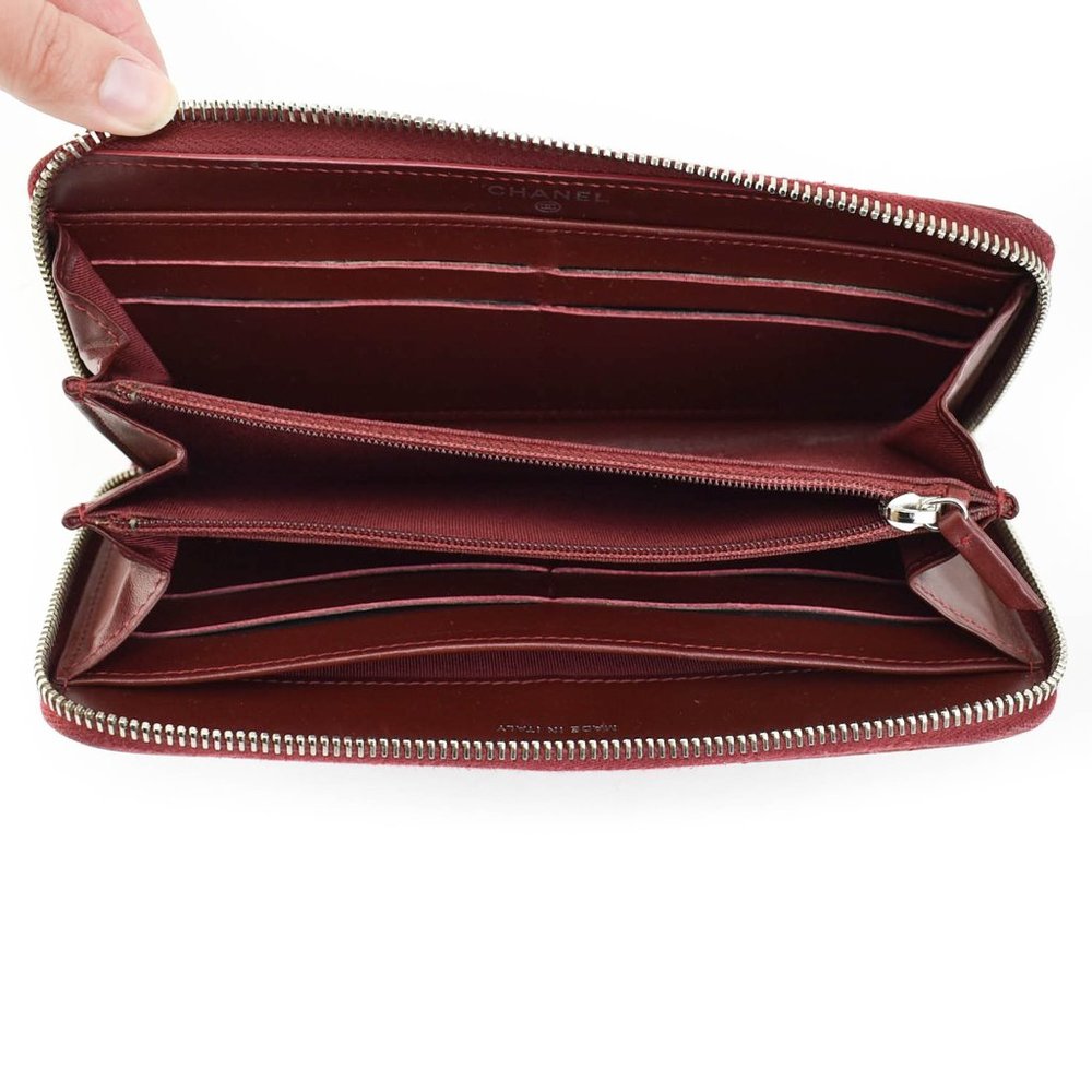 CHANEL: Burgundy Quilted Leather CC Logo Wallet nu - Picture 7 of 10
